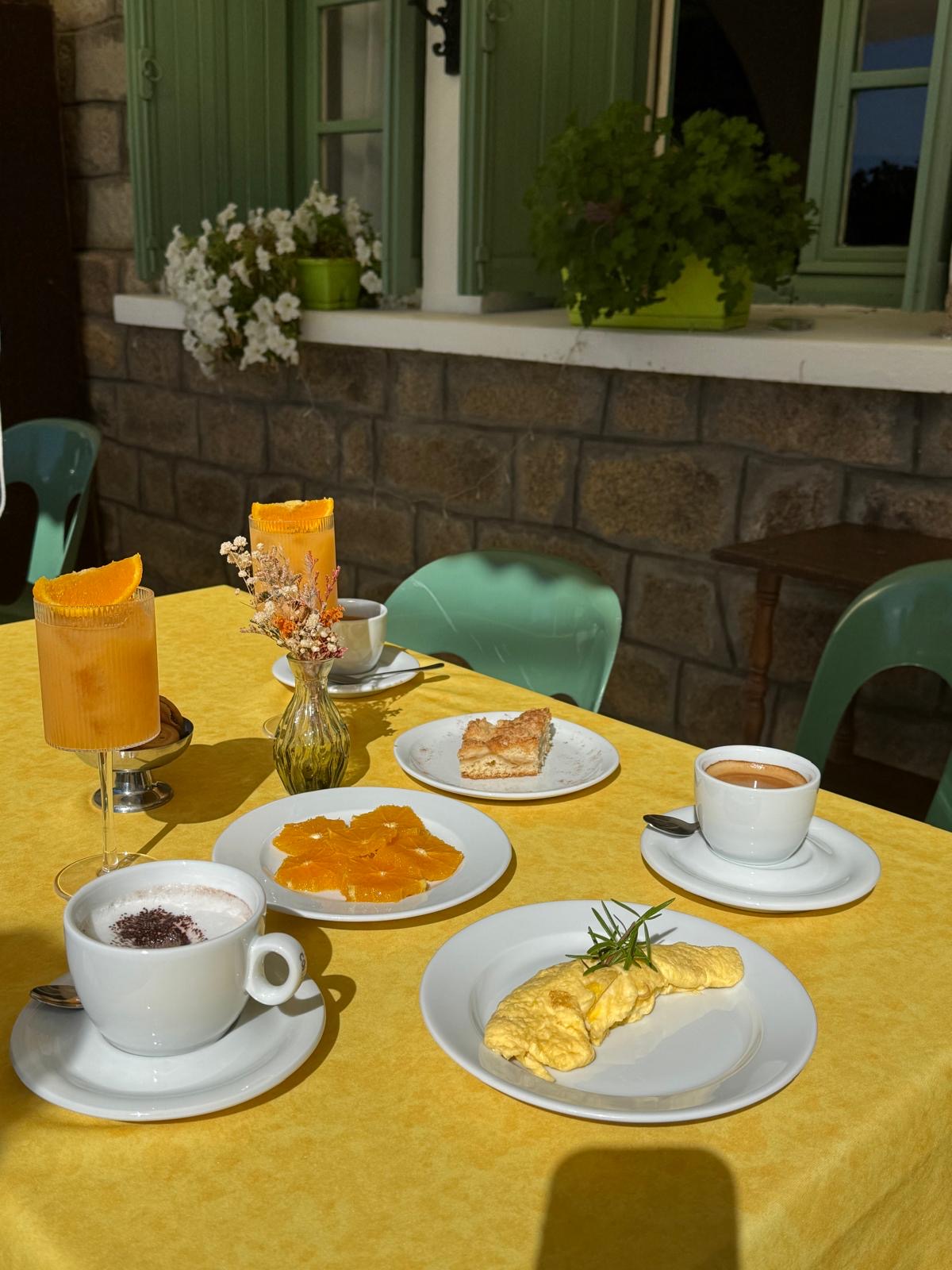 Petit déjeuner en terrasse